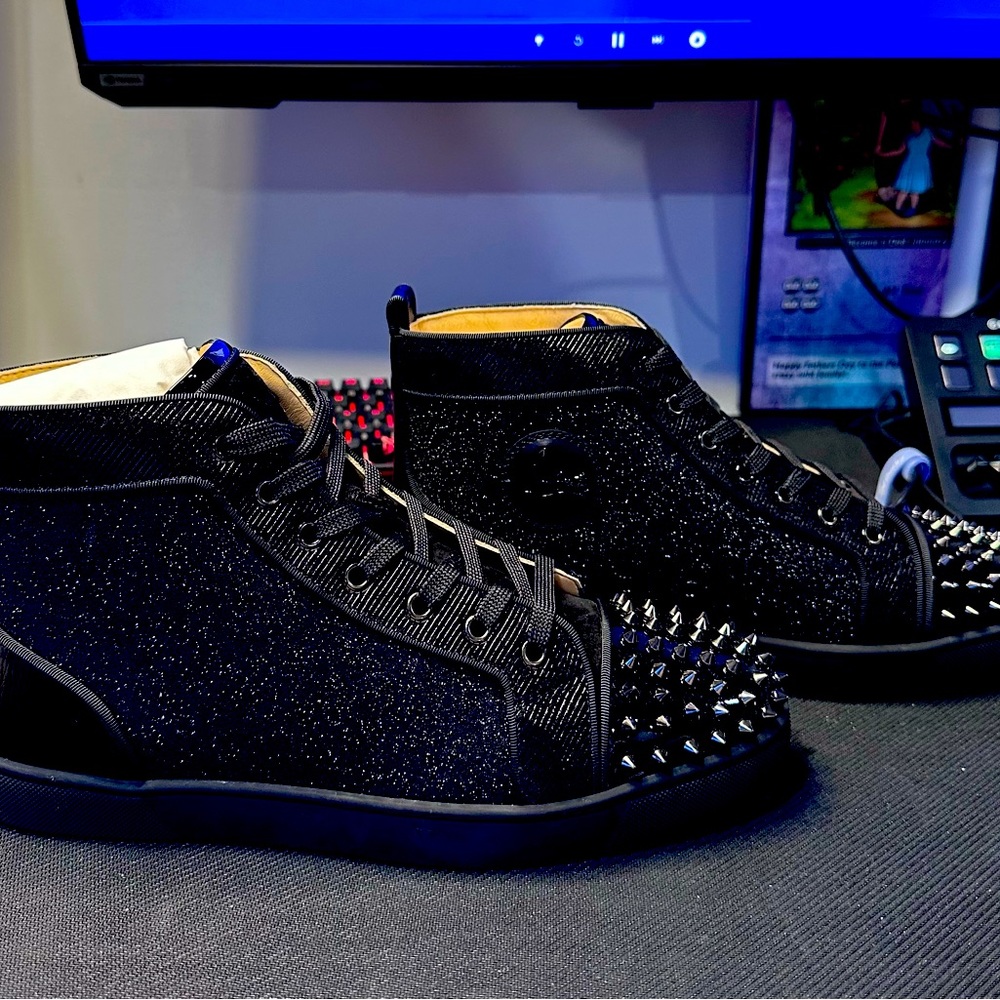 Brand new Christian Louboutin sz 44 spikes orlato flat pat/VV/suede